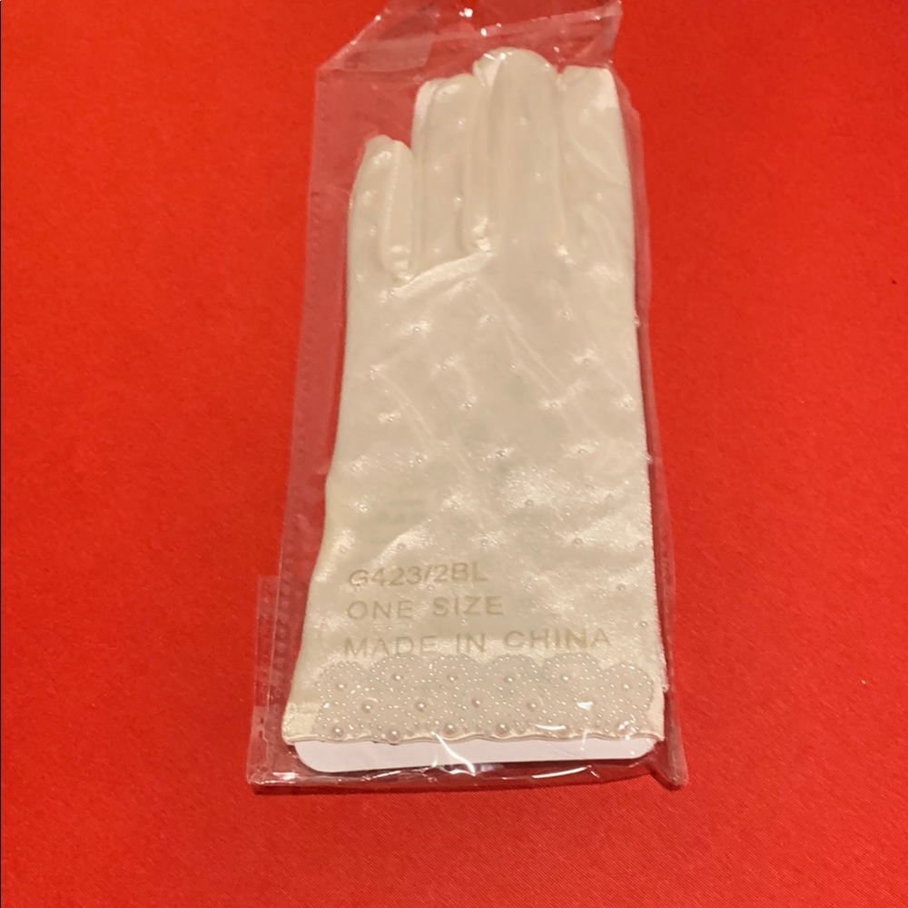 Elegant White Party Gloves